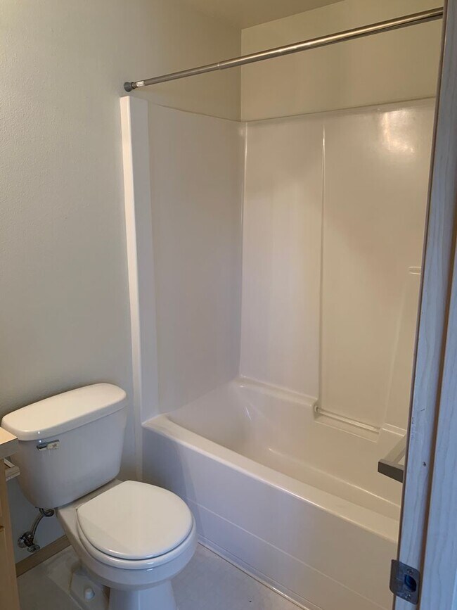 Building Photo - Camas Townhome with Beautiful Grey Laminate Flooring and Attached Garage