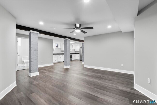 Building Photo - 548 Ferry St