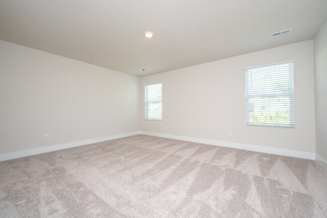 Building Photo - Stunning 3BR/2.5BA Luxury Townhome with Loft & Garage in Greenville! $2,050/mo rent