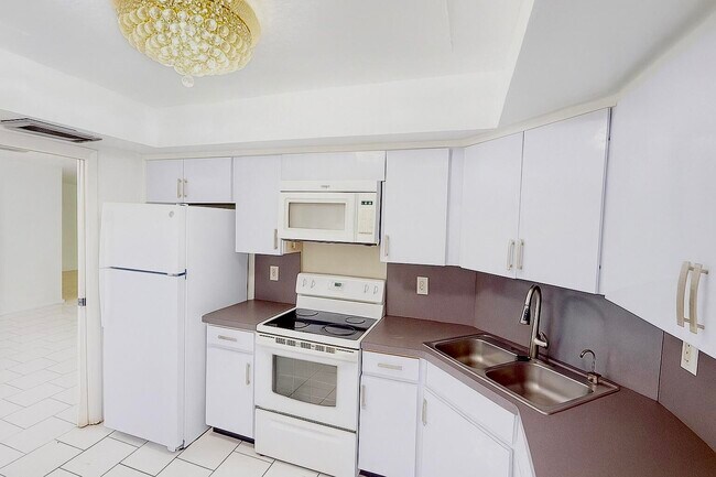 Building Photo - 1739 Embassy Dr