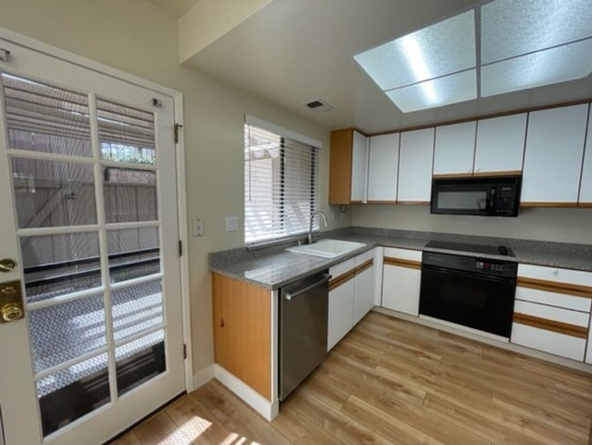Building Photo - Nicely updated 3 bedroom, 2 bath 2 story t...