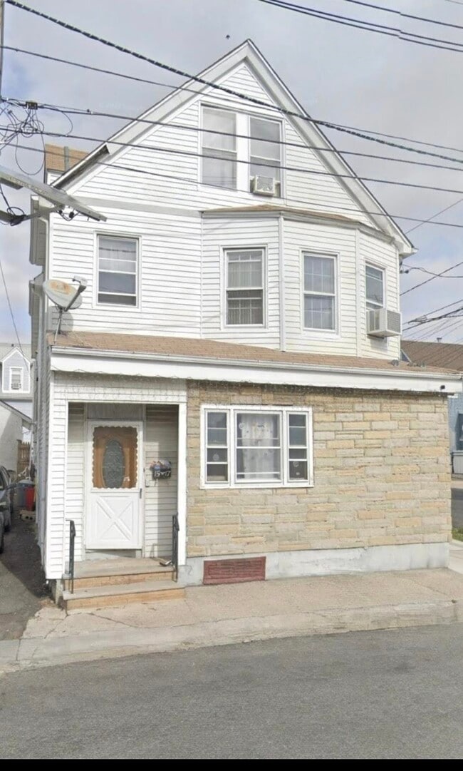 Building Photo - 17 Halstead St