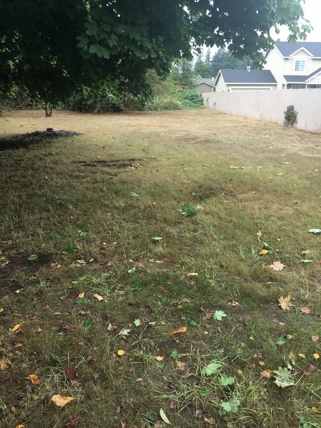 Building Photo - Adorable2 bedroom SE Portland home with 1/2 acre large backyard.