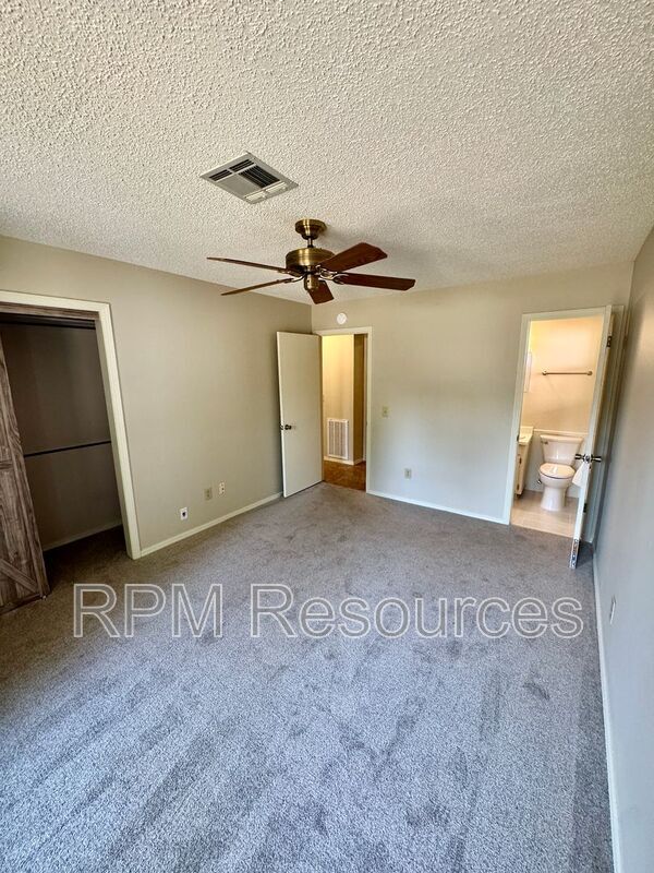 Building Photo - 405 Meadow Lake Dr