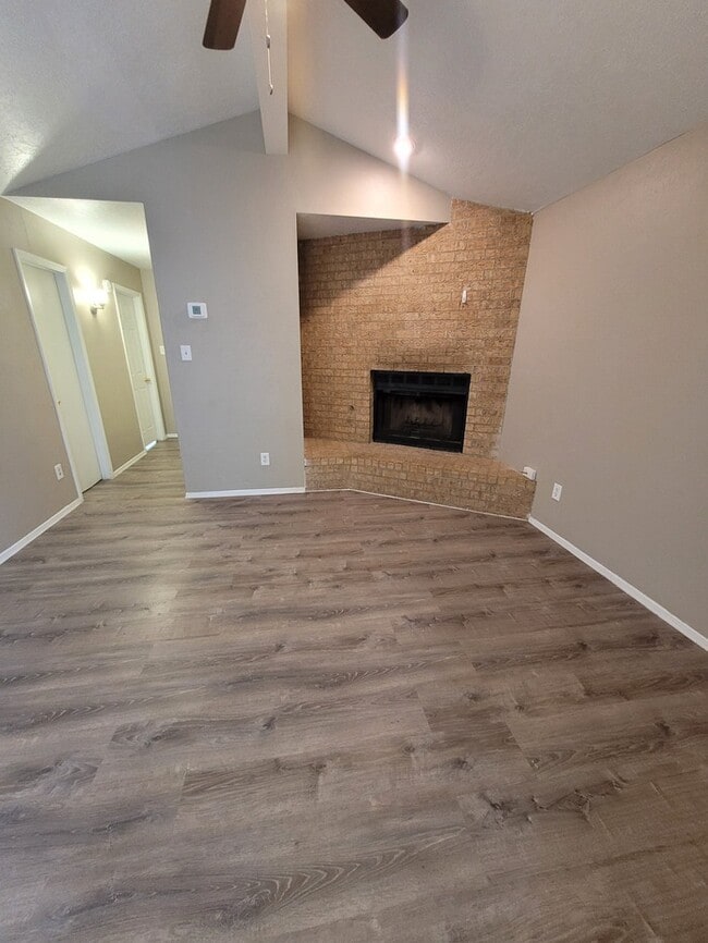 Building Photo - 2 bed 2 bath duplex unit