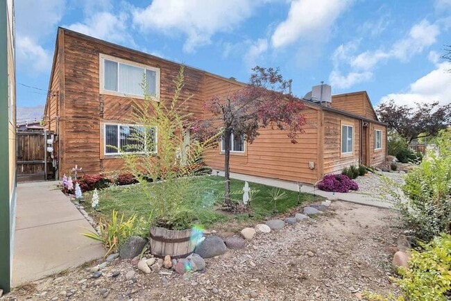 Building Photo - 2 bedroom in Prime Palisade Location