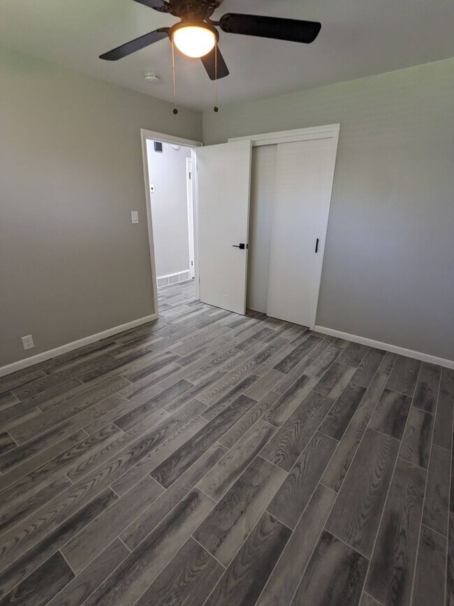 Building Photo - 1100 E