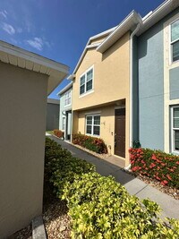 Building Photo - Beachside living at its best!