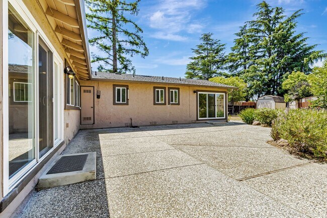 Building Photo - Saratoga Gem - 4BR Home Open Floor Plan & ...