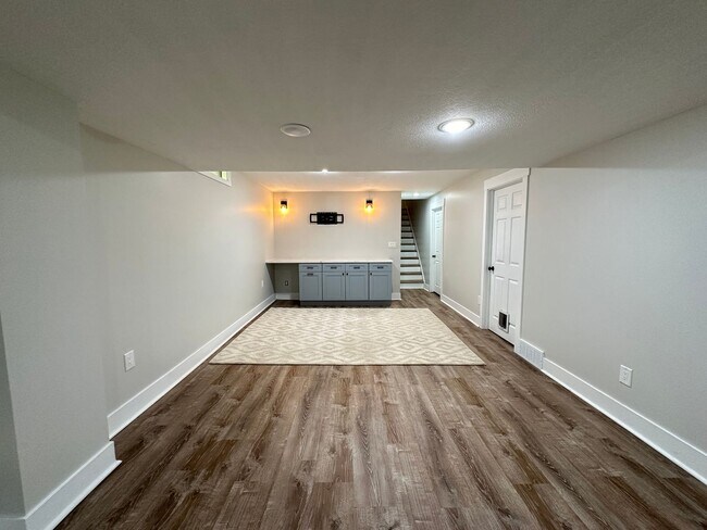 Building Photo - Large Four Bedroom Ranch in Forest Hills!
