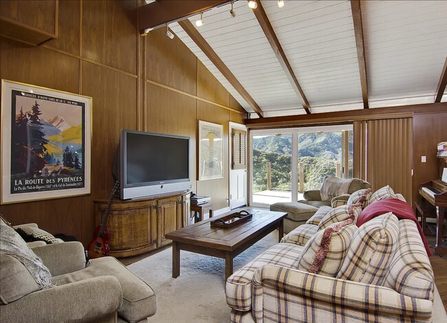 Building Photo - Magnificent views! Completely Private! One...