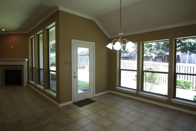 Building Photo - 3 bedroom 2 bathroom home in Tyler!