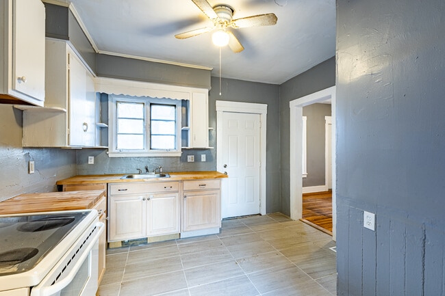 Building Photo - 243 Chamberlain St