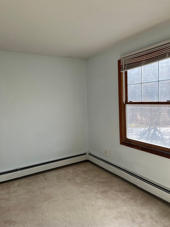 Building Photo - 731 Pleasant St