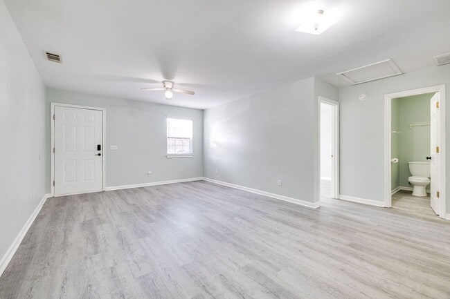 Building Photo - Charming 2BR Duplex with Spacious Yard in Springfield