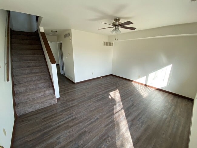 Building Photo - Beautiful Arnold Town House!