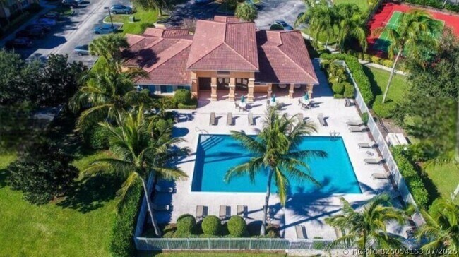 Building Photo - 121 SW Palm Dr