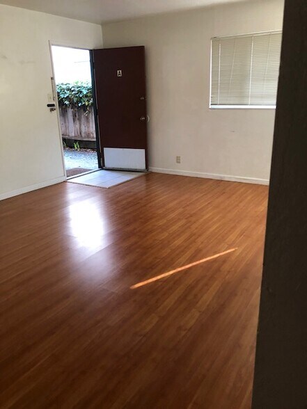 Building Photo - 1110 Stannage Ave