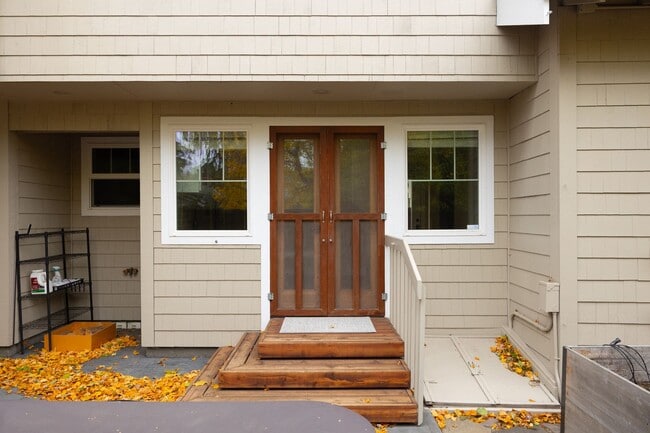 Building Photo - Remodeled & Charming 4 bed/3 bath w/ Yard and Hot Tub