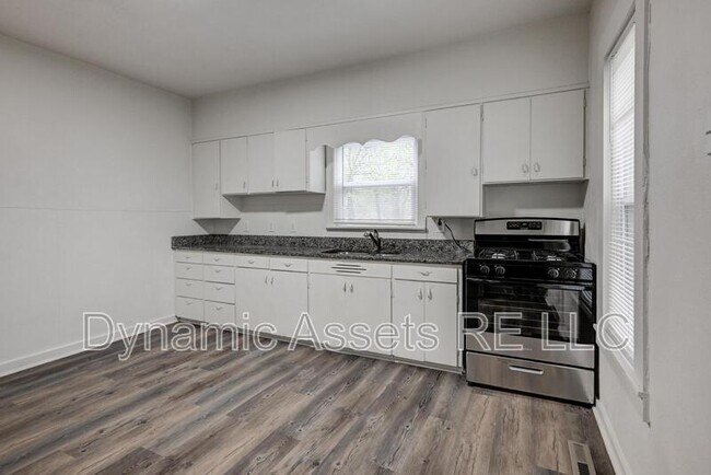 Building Photo - 510 W 3rd St