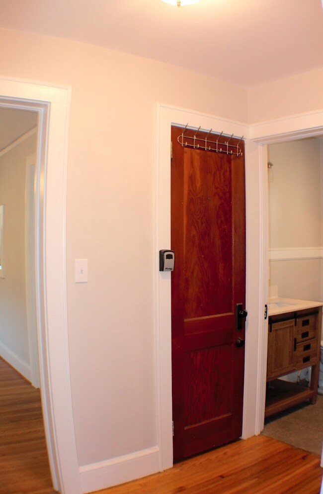 Building Photo - "Charming 2-Bed Home with Gleaming Hardwood Floors in Hendersonville!"