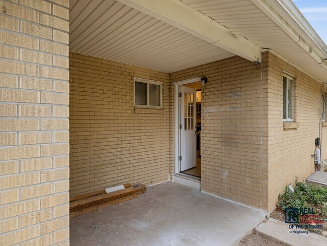 Building Photo - Beautifully Remodeled 2-Bed, 1-Bath Duplex...