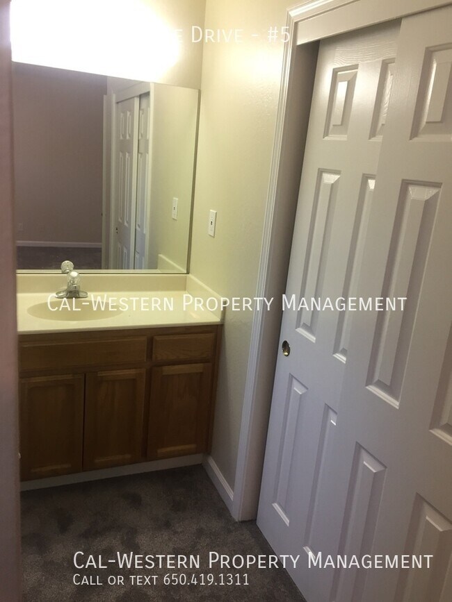 Building Photo - 1601 Brookvale Dr