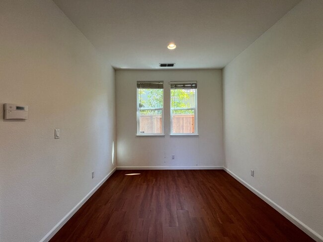 Building Photo - Spacious Folsom Parkway Home Near Park wit...