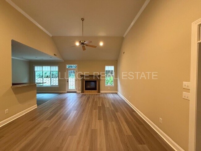 Building Photo - MAIN LEVEL LIVING IN THE HEART OF FARRAGUT...4 BEDROOM!!