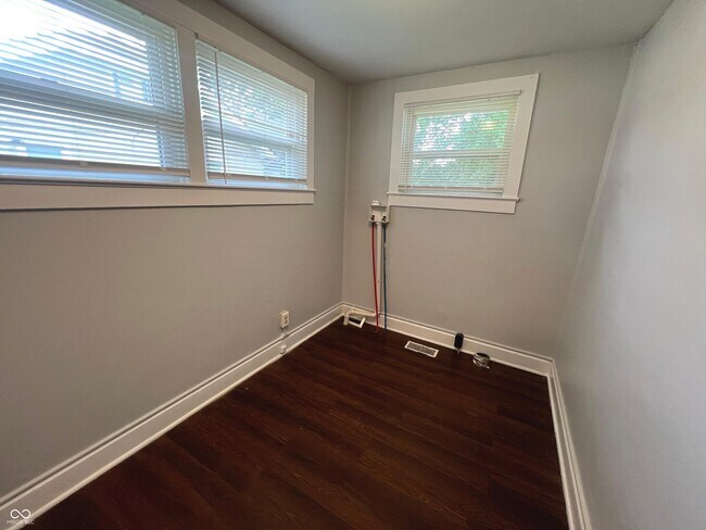 Building Photo - 411 W 39th St