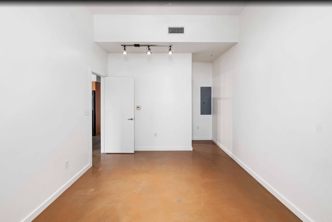 Building Photo - Prime location with City Views!!