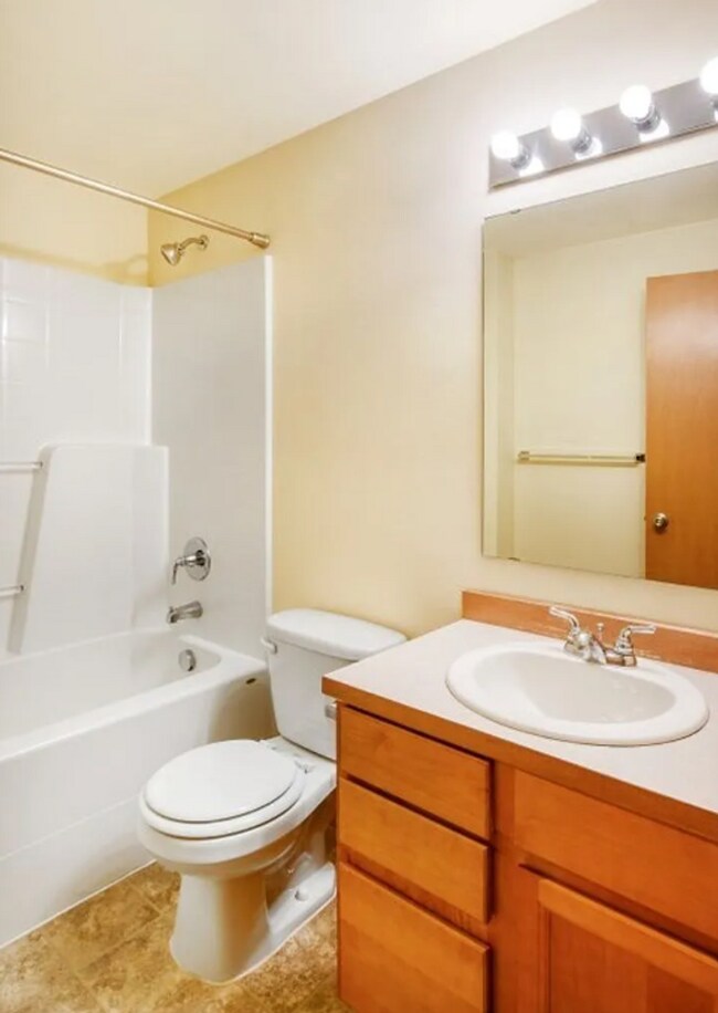 Building Photo - Spacious 3BD 2BA