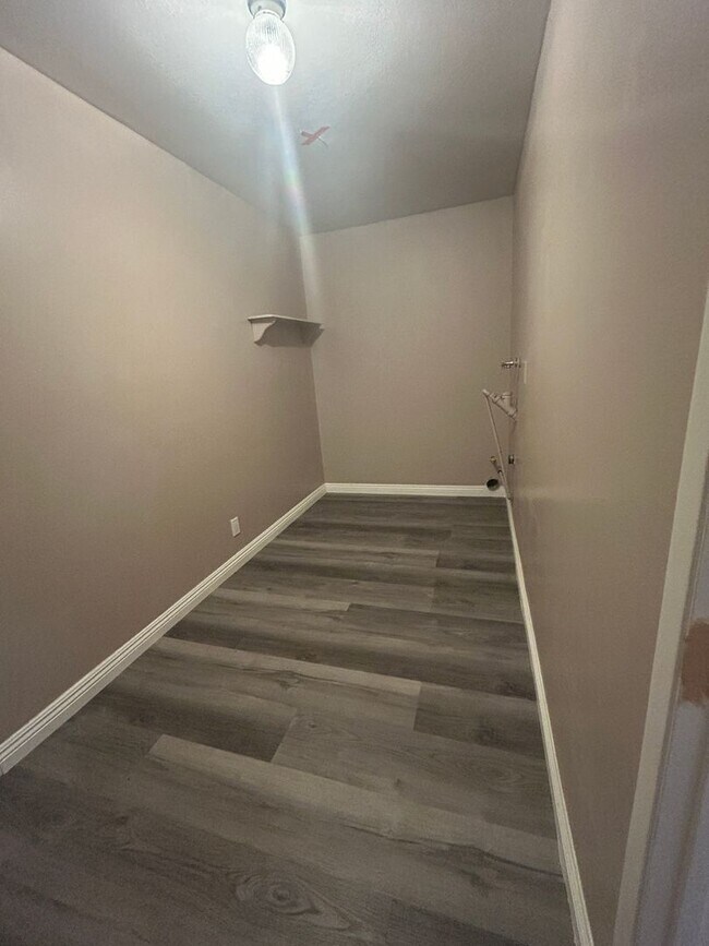 Building Photo - Spacious 4bed/3bath House for rent