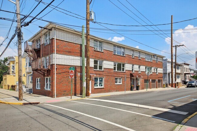 Building Photo - 307 9th St