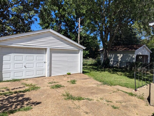 Building Photo - Huge Detached Garage, Fantastic Yard, Ampl...