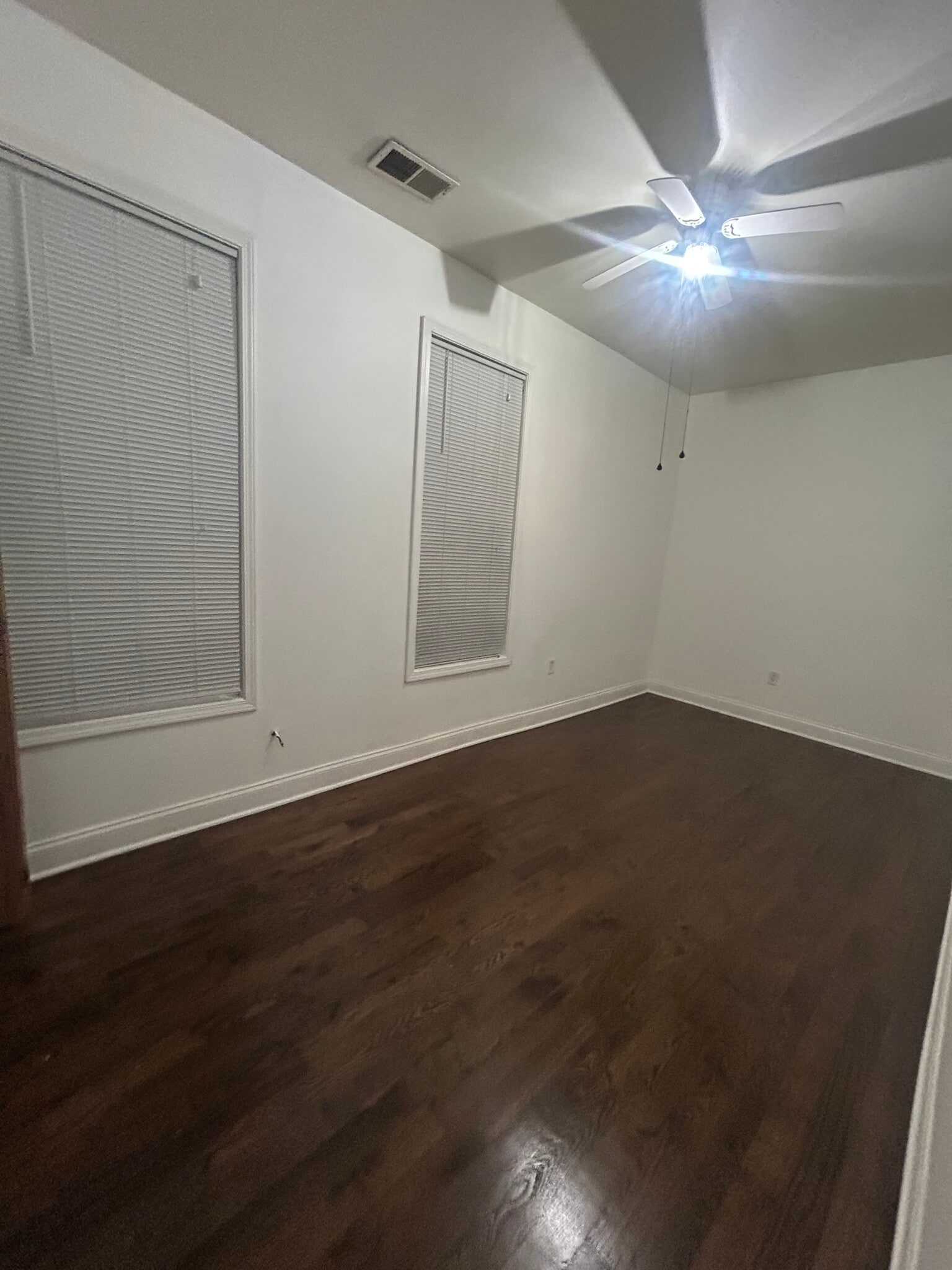 Building Photo - 5653 W Montrose Ave