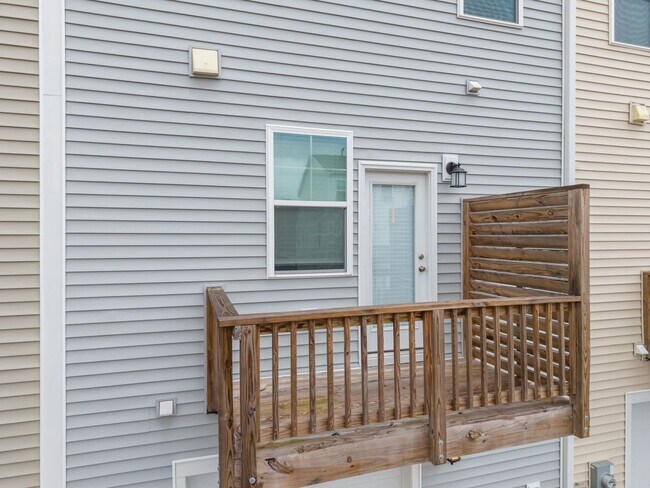 Building Photo - Raleigh Living Made Easy – 3BR Townhome w/ Amenities & Prime Location