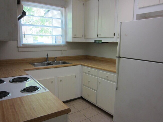 Building Photo - Large 3BD/2B with 2 living rooms!  Walk to VSU!!