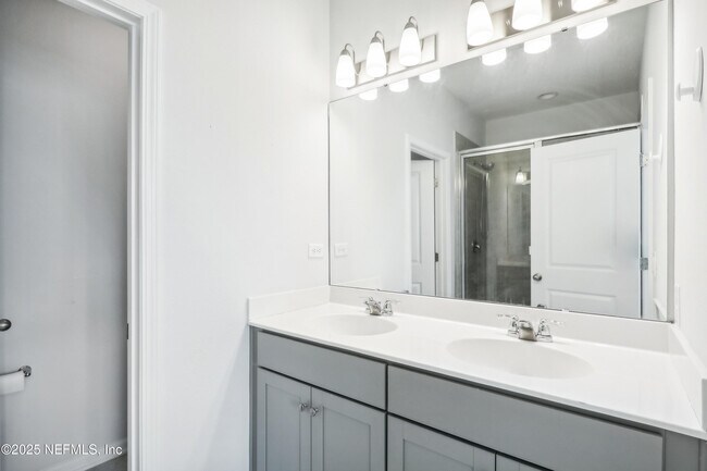 Building Photo - 260 Brandon Lks Dr
