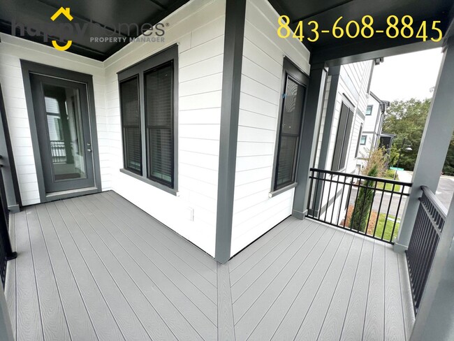 Building Photo - 3/3.5 End-Unit Townhome in Midtown Mt. Pleasant!