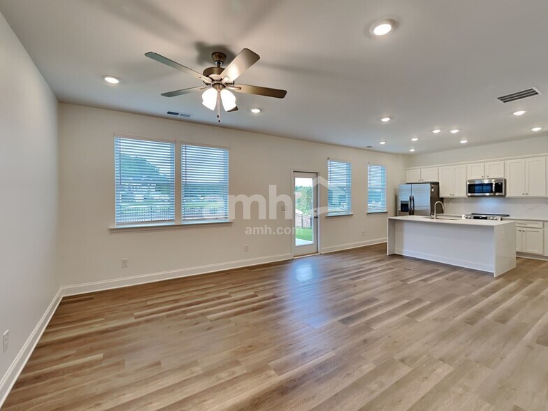 Building Photo - 1001 Highland Walk