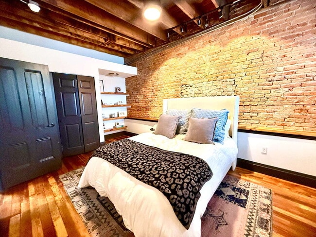 Building Photo - Beautifully Refinished Historic Downtown Apartment!