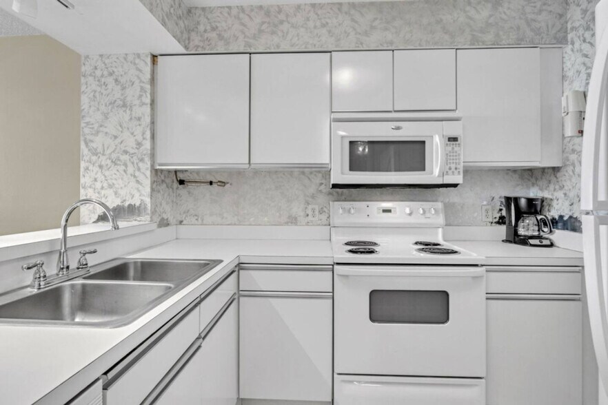 Building Photo - 7205 Thomas Dr