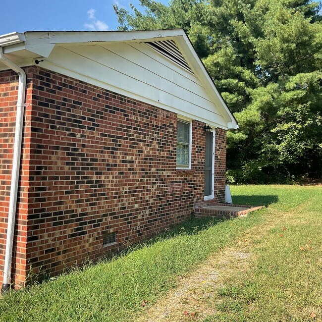 Building Photo - 2835 Shrum St