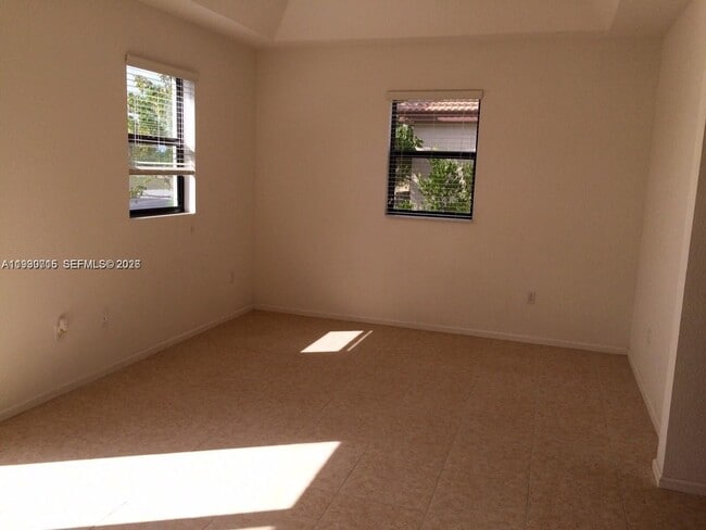 Building Photo - 580 NE 33rd Terrace