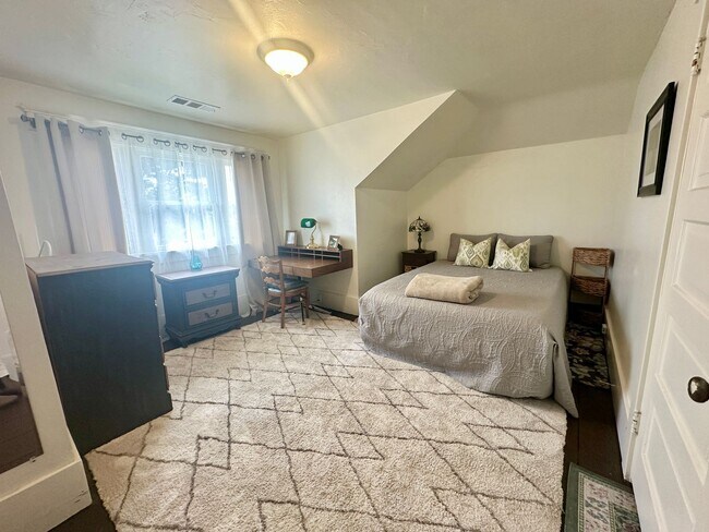 Building Photo - Furnished 2 bedroom Craftsman Apartment