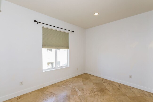 Building Photo - Spacious Condo in Downtown Long Beach!