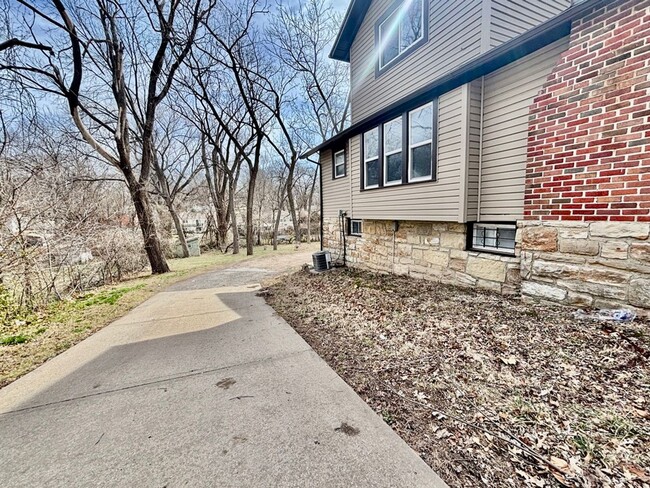 Building Photo - Beautifully Renovated 5-Bedroom Home with ...