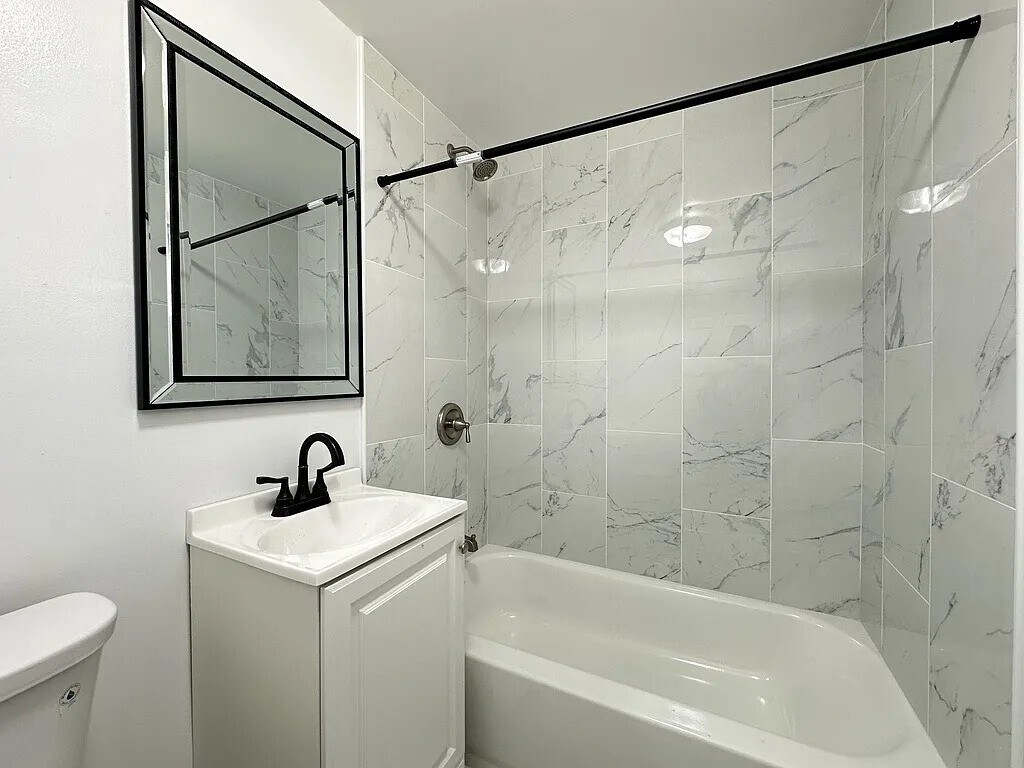 Building Photo - 2751 W North Shore Ave