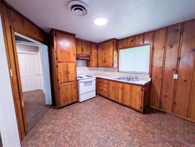 Building Photo - 3265 East Dr